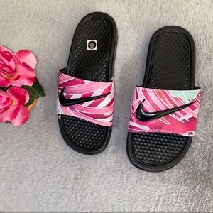 Nike pink Benassi slides 💞